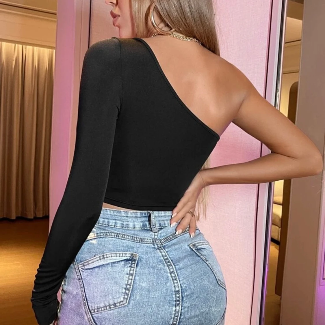 Svart croptop med detaljer  - 90