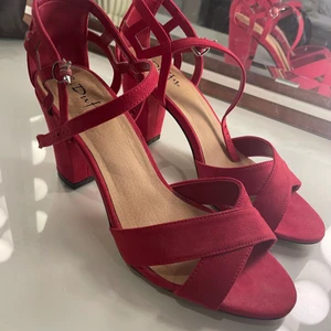 Klackskor  - Ett par klackar som bara är använda 1 gång. 