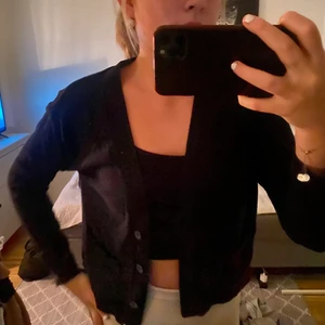 Svart basic kofta med små knappar - Säljer en skitsnygg svart basic kofta med mindre knappar på och små fickor som knappt syns på sidorna från Monki! Sitter så fint. Aldrig använt den så den är i nyskick.