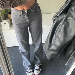 GRÅA JEANS - Intressekoll på mina gråa jeans från weekday i stilen Rowe❣️❣️ Storlek W 27 och L 32, de passar perfekt på mig som ofta har S och är 170 cm💓💓