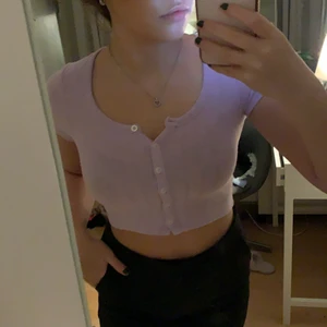 Lilla tröja storlek xs - Lila tröja med knappar från Pull and bear, kommer inte till användning längre 