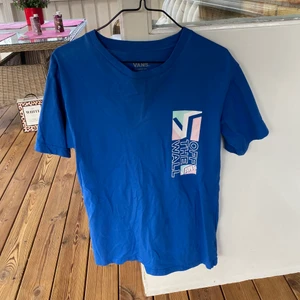 Vans ”Off the Wall” t-shirt - Blå t-shirt från Vans. Condition 7/10. En aning oversized. Köp nu!