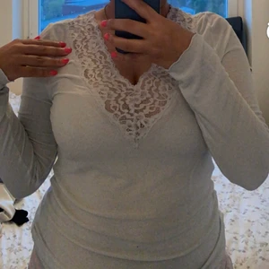 Ljus blå tröja  - Finaste tröjan, köpt för längesen och använt 1-2 gånger. Mjuk och bra skick. Det är storlek L men passar även S-M