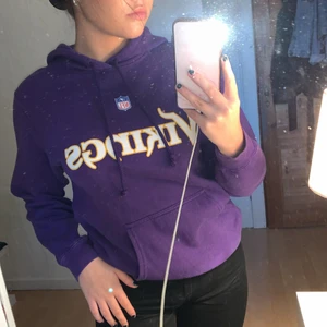 Hoodie köpt secondhand xs - Snyggaste lila hoodien köpt förra året, kommer tyvärr inte till användning längre men har varit sååå omtyckt. Fint skick, lappen är utsuddad men skulle säga att den passar xs. 200 kronor eller bud vid högre intresse💗
