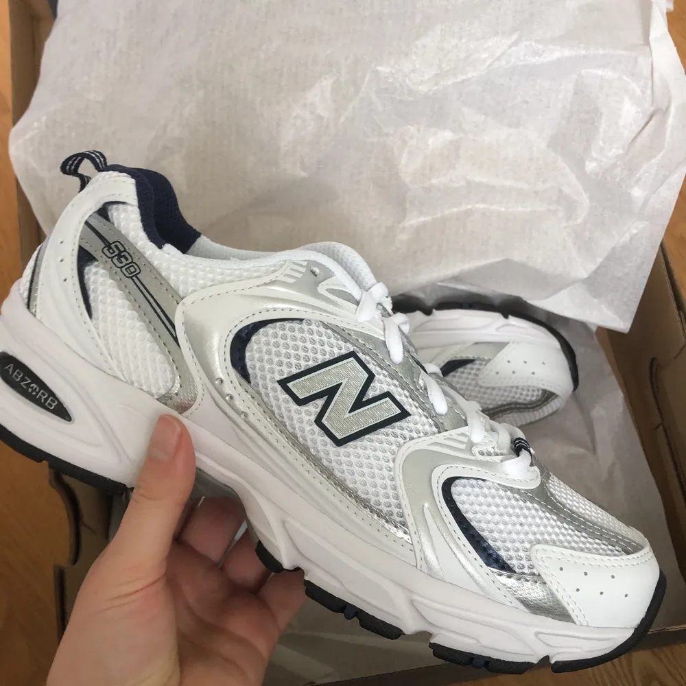 Säljer dessa helt nya oanvända New Balance 530 i storlek 38 . Skor.