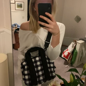 Rutig axelremsväska från zara - Säljer denna snygga rutiga väska från zara! 🤌🤌💕