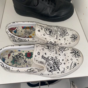 old school Vans - Ett par riktigt balla Vans täckta av Old School-tatueringar! Älskar dessa, men de är tyvärr för små för mig. :( Har använt dem ett par ggr i ett försök att få det att funka haha. (Insidan ska vara gul, men då den är relativt ljus ser den smutsigare ut än vad den egentligen är.) 