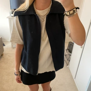 Zip väst - Stickad väst med dragkedja från cos, är typ marinblå/grönaktig. Storlek M men passar även bra på mig som har xs/s