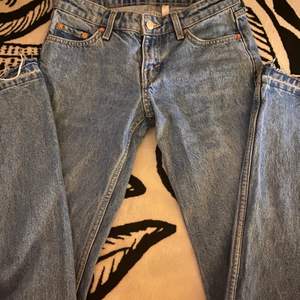 Säljer mina lågmidjade slutsålda (modell arrow) weekday jeans, då de inte passar mig längre:( De är uppsprättade längst ner då jag ville ha dem lite längre men det går självklart att sy upp igen❣️