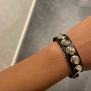 Armband  - Säljer ett as ballt armband! Helt oanvänt då jag inte fått tillfälle för någon användning. Hör av er för fler frågor💖