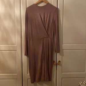 Syrenlila klänning från tiger  - Miniklänning i dov syrenlila färg. Storlek L