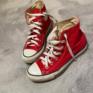 Röda converse  - Säljer mina converse i storlek 38. Skorna är använda men inte utslitna❤️🥰⚡️✨Pris går att diskuteras vid snabb affär! 