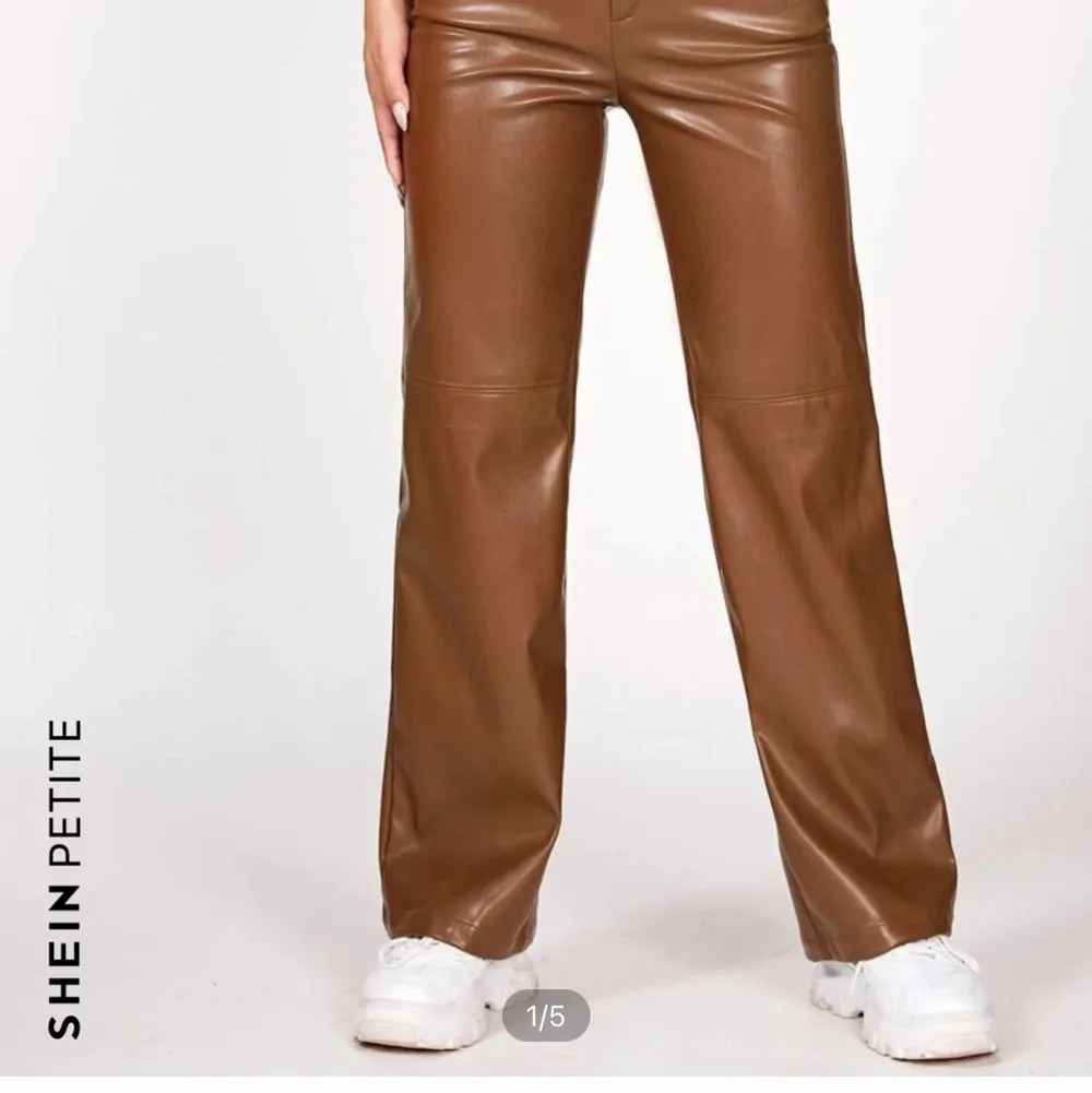 Köpta ifrån shein och det helt nya ut! Säljer vid bra bud! . Jeans & Byxor.