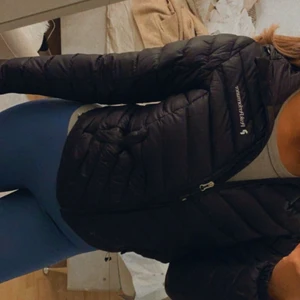 Peak performance dunjacka  - Säljer min helt nya peak performance dunjacka i storlek xs. Färg svart. Säljer för 900 köpt för 2800kr 