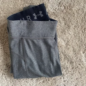 Träningstights från Underarmour - Gråa träningstights från Under Armour. Storlek Xs men passar även långa då de är långa i benen. De sälj då de blivit för små. De är i fint skick. 