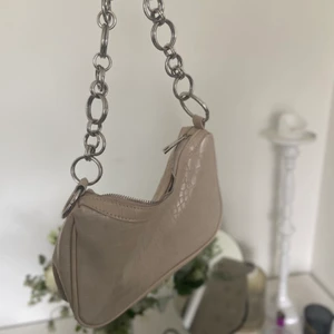 Väska - *färgen gör rättvisa på de två första bilderna* Denna fina väskan med orm mönster som är köpt på Nelly som ej kommer till användning längre💓