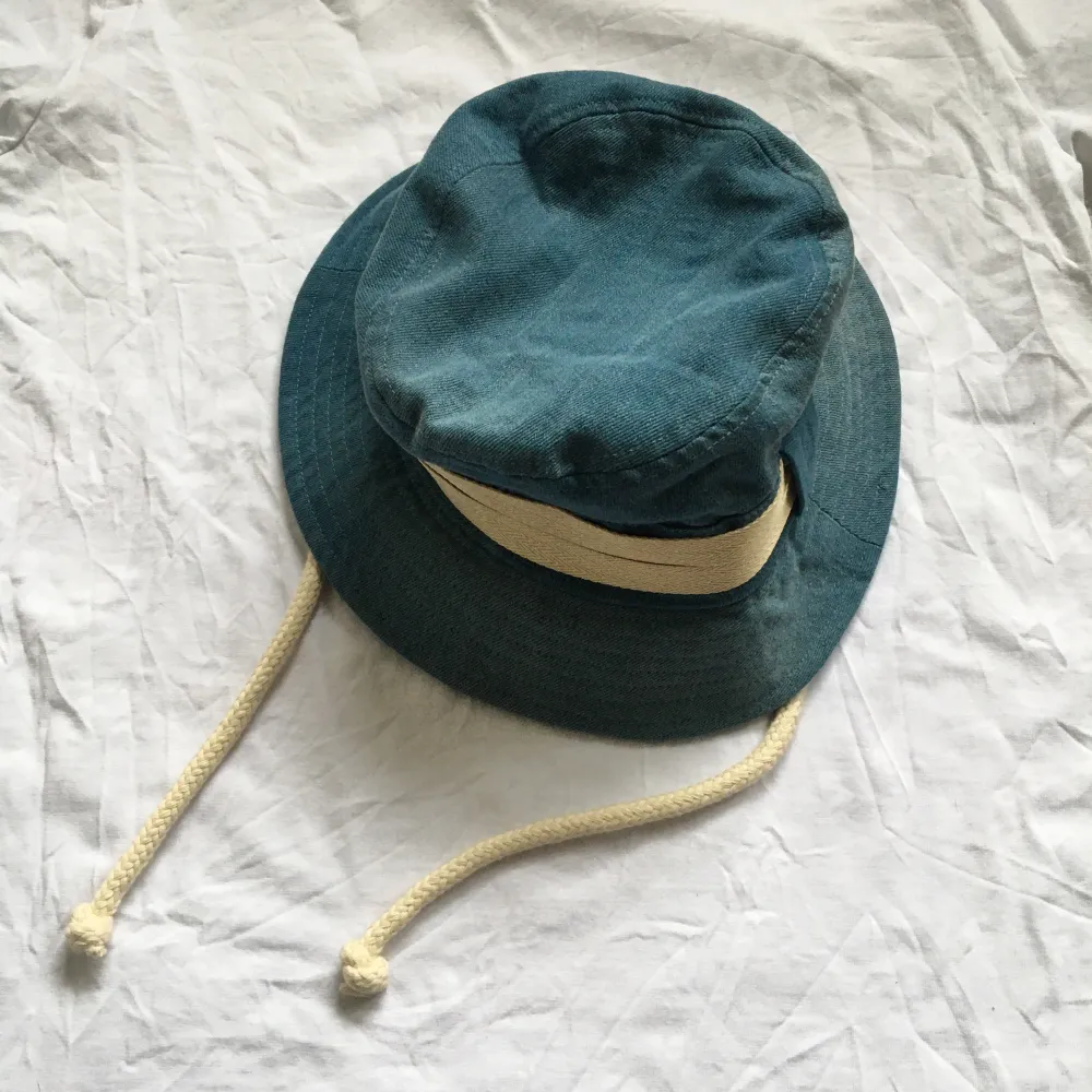 Blå buckethat från Acne Studios Blå Konst kollektionen. Jättesöt men remmar på sidorna så att man kan knyta under hakan. Från förra året, aldrig använd💋💙 . Accessoarer.