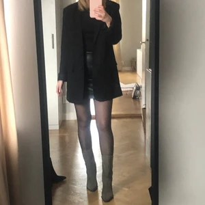 SVART Kavaj i Linne, oanvänd - ”Lisa long linen blazer” från gina tricot! Väldigt oversize, går över min rumpa och jag är165 cm så passar perfekt om man vill ha den som klänning / över klänning. 