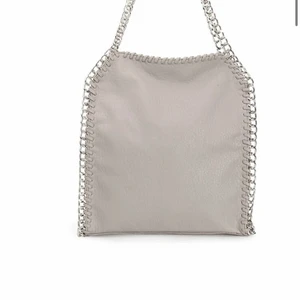 Handväska - Säljer denna handväska från scorett, märke: Tiamo. Finns inget fel på väskan, utan jag har bara inte användning för den längre! Nypris är 550kr, jag säljer för 250 då den är i väldigt bra skick! (Skicka för fler bilder) köparen står för frakt!