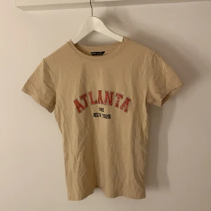 Beige tröja med tryck - Säljer en beige tröja med tryck från shein i storlek M. Fick hem fel storlek så säljer den vidare här på plick.🤍