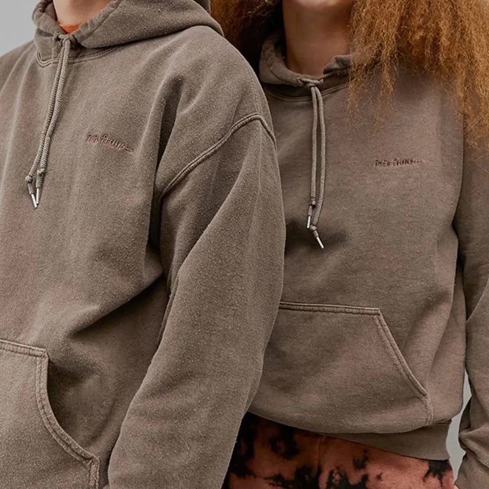 Säljer min bruna iets Frans hoodie, från Urban outfitters. Använd men i bra skick. Köptes för ca 600kr. Buda, frakt tillkommer💕. Hoodies.