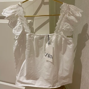 Vit Topp ZARA - Hej! Nu säljer jag denna fina topp från ZARA som inte säljs längre, den är för stor för mig så jag har bara testat den. Köparen står för frakt!