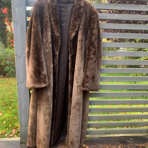 Äkta Bäverpäls Från 70-Talet - Äkta bäverpäls från 70-talet. Tillverkad av anrika Andreassons i Göteborg. Nypris 40000kr. Det går att förhandla priset. 