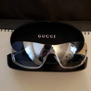 Solglasögon - dam - från alltid lika fräcka Gucci. OBS priset!!! Fraktkostnad tillkommer.