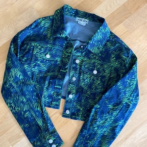 I Am Gia jacka - Snygg I AM GIA jacka i blå/grön färg. Använd 1-2 gånger så den är som ny