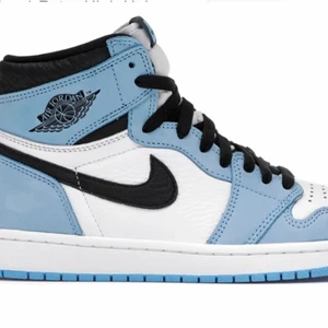 Blåa jordans 1 - Ett par blåa jordans 1.dom är använda men väldigt bra skick och väldigt sköna.om någon vill ha skriv privat så tvättar jag dom och frakt kostar 70kr