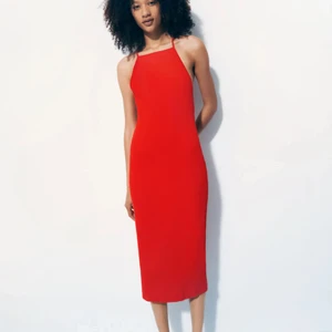 Röd klänning - Röd ribbad klänning från zara. Finns nog inte kvar på zaras hemsida och nypris är 200kr. Är för stor för mig så därför inga bilder och endast använd en gång så väldigt bra skick. 