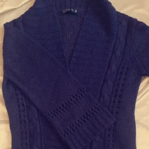 Marinblå stickad kofta - säljer denna marinblåa stickade koftan, i nyskick. Köparen står för frakten, hör av dig vid frågor 🦕 priset går alltid att diskutera vid snabb affär 🤗