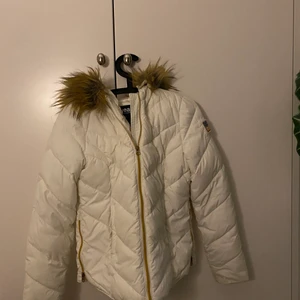 Vit sveajacka  - Jättefin vit Sveajacka som passar jättebra till vinter och höst. Inte använd många gånger och är i bra skick. (Köparen står för frakt) 
