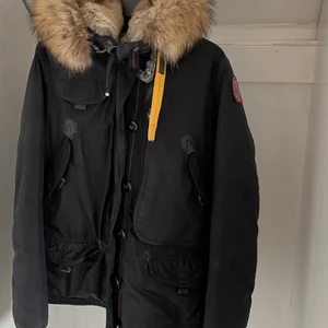 Parajumpers - Strl L, inga skador, köptes för 10.000 säljs för 4999, funkar bra för män/kvinnor. 