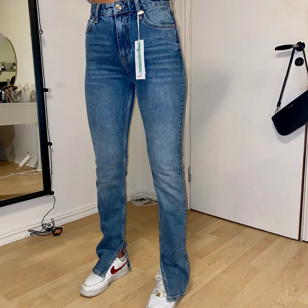 Helt nya jeans med slits från Gina, jag är 170 så de har den perfekta längden!🦋 Köparen står för frakt. Jeans & Byxor.