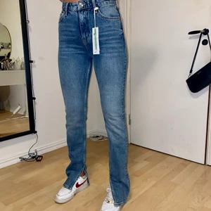 Jeans med slits - Helt nya jeans med slits från Gina, jag är 170 så de har den perfekta längden!🦋 Köparen står för frakt