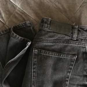 Köpte dessa jättefina raka jeans från NA-KD för 1,5 år sedan, är i jättebra skick. Säljer pga att dom är förkorta i benen. Innrebyxlängd : 76 cm , (bild 2 - 174 cm lång för referens) 💕 storlek 32, säljer även ett till par fast i storlek 34 