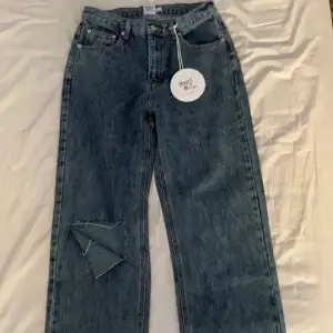 Helt nya, oanvända jeans från märket Princess Polly. Passade tyvärr inte på mig så jag säljer. Coola med ett hål vid högra knäet. Passar med det mesta. Frakt inberäknad i priset :)