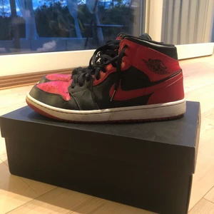 Jordan 1  - Min bror säljer sina svart röda Jordan 1 ”mid banned”. Skriv privat för fler bilder! Nypris runt 2000kr. Bra skick. Storlek EU 45,5, US 11,5. Köparen står för frakten!