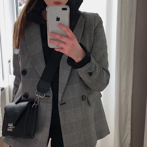 Rutig kavaj - H&M - Perfekt rutig kavaj till hösten, något tjockare tyg och oversize fit efter storlek (kavajen är i strl 40 för önskat lös fit på mig som har 36/S) Köpt från H&M för några år sedan och använts x-antal ggr, har inte använts på ett tag nu men är i superfint skick! Drömmen för att få lite att hända i en enkel outfit som på bilden, eller som en lagom tjock coat för utgång eller barrunda👀🖤🍻