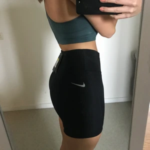 Nike shorts - Ett par shorts jag lyckats växa ur innan jag ens hunnit använda. Storlek S men de har blivit för små i låren :( Skriv vid frågor 🤍