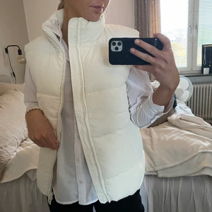 Vit väst oanvänd - Vit väst från monki med prislappen kvar! Slutsåld, storlek XS 🤍