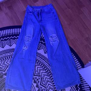 Ett par blåa håliga jeans från Shein, använda endast 1 gång.. Säljer pga ingen användning så de är så gott som nya.. Meg frågor så finns jag på dm:)