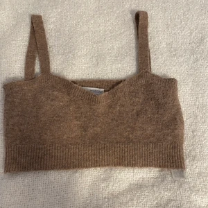 Stickat Zara linne - Ett jätte fint, stickat linne från Zara. En perfekt höstfärg och passar till mycket! Använd ett fåtal gånger och alltså ett bra skick. Skriv om du vill ha fler bilder eller se hur den sitter på. Möts endast i Stockholm!