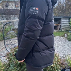 SAIL RACING ANTARCTICA EXPEDITION JACKET - Svart Sail Racing vinterjacka i storlek medium. Passar både kvinnor och män! Använd men i bra skick!  Frakt ingår inte i priset men kommer inte överskrida 100 kronor. Kan mötas upp vid bland annat Stockholm Södra.  Vid intresse hör av er till 072 316 50 99 