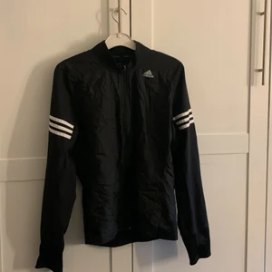Adidas träningsjacka - jätte skön tränings jacka från adidas! Säljer för jag fått en ny. Jättefint skick och sjukt bra till löpning/träning. Köptes för cirka 500kr 💓