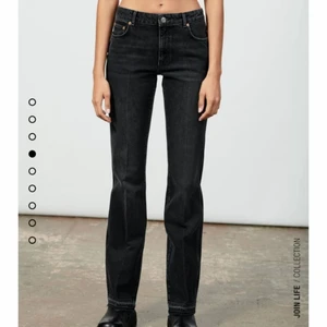 Zara mid rise jeans  - Ett bar snygga populära jeans från zara i storlek 38 men passar också dem som har 36 då dem är ganska små i storleken. Passar folk som är 175 eller kortare då dem går att klippa av. Innerbenslängden är 85 cm.  Buda från 200 eller köp direkt för 300!