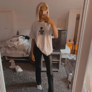 Blackcopshop - Säljer denna T-shirt från black Cop shop! 🤍 storlek M sitter skitsnyggt oversized! 