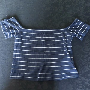 Randig topp - Blå och vit randig topp som är använd max 2 gånger. 