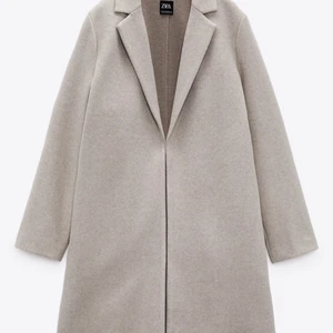 Beige kappa  - Superfin beige kappa från Zara. Aldrig använd 💙 Kan mötas upp i Göteborg eller frakta ☺️ säljer även en likadan i svart! 